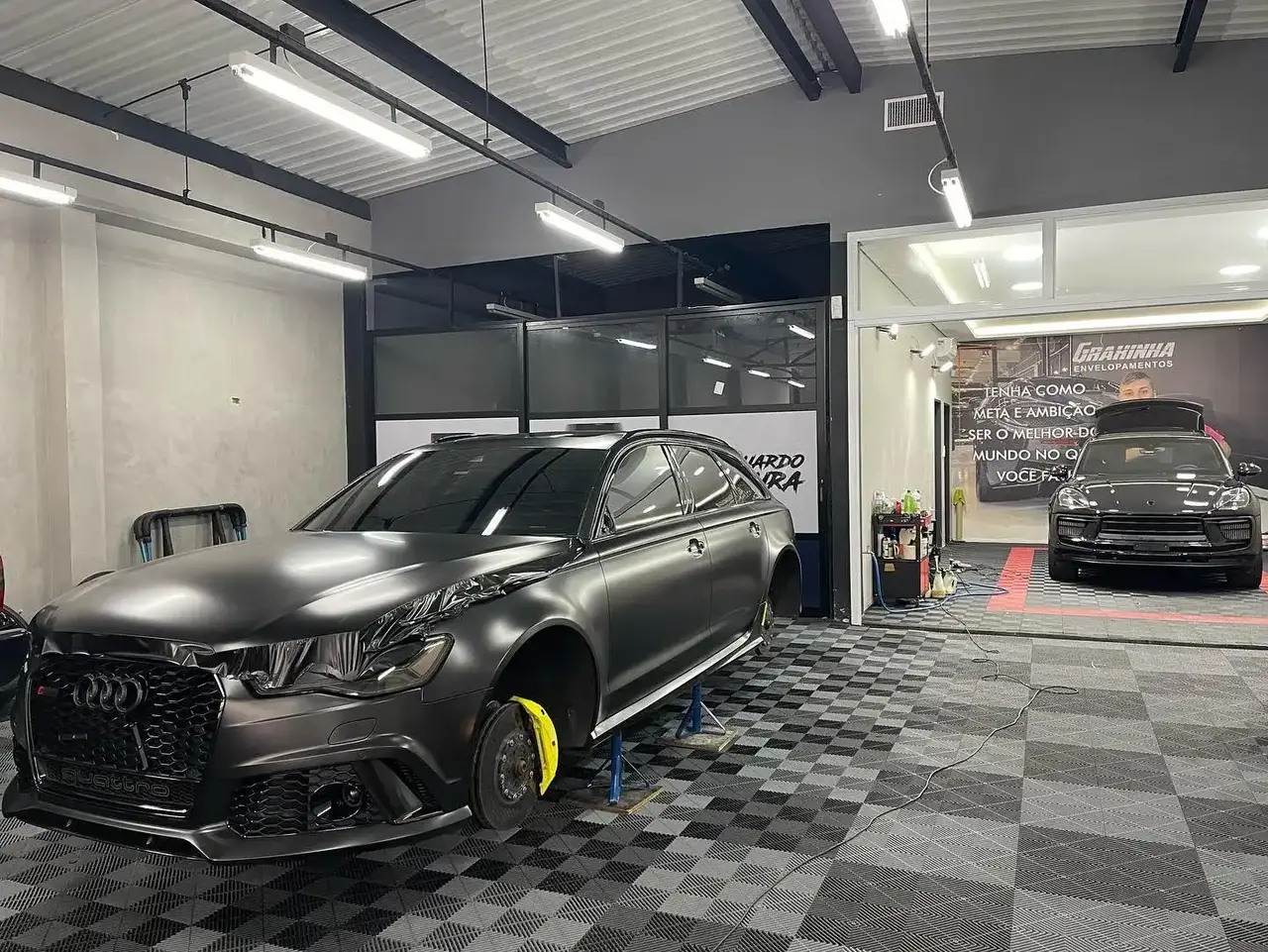 Detalhe da aplicação do filme no Audi RS6