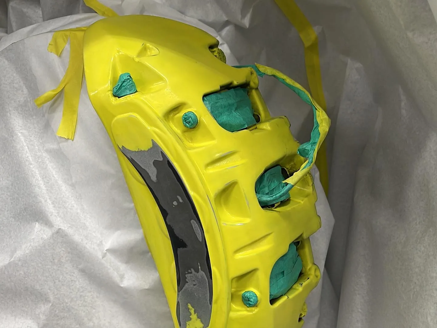 Detalhe da pinça de freio pintada