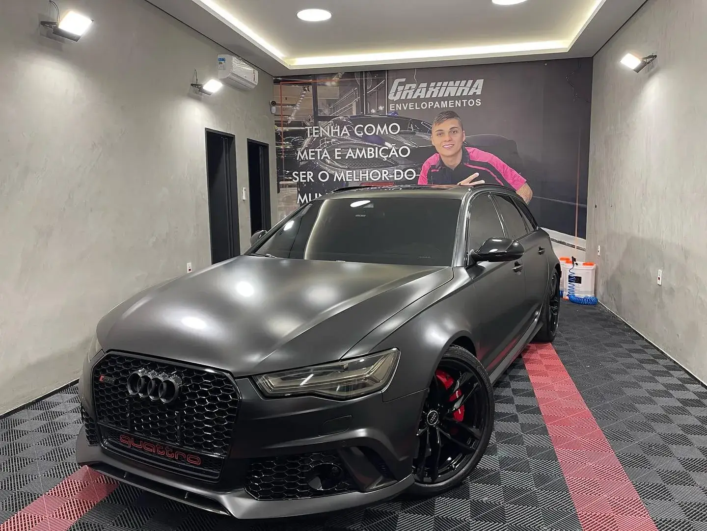 Audi RS6 Avant finalizado — envelopamento preto fosco