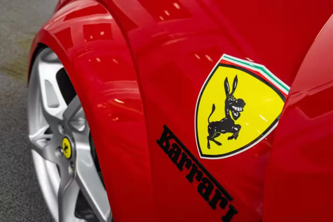 Emblema do jumento sorridente — marca do Karrari