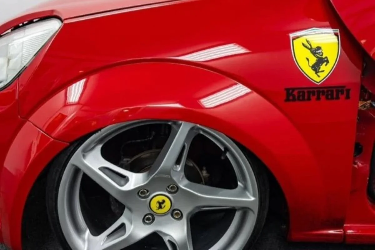 Rodas Ferrari e badge Karrari na lateral