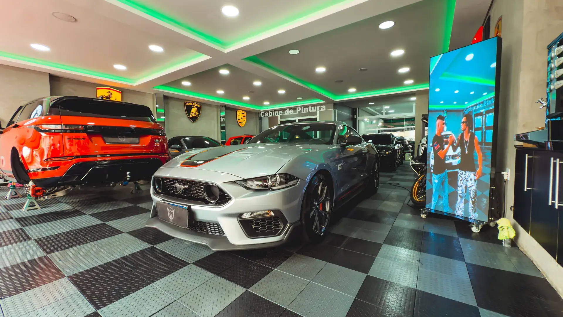 Showroom com carros esportivos — vista frontal