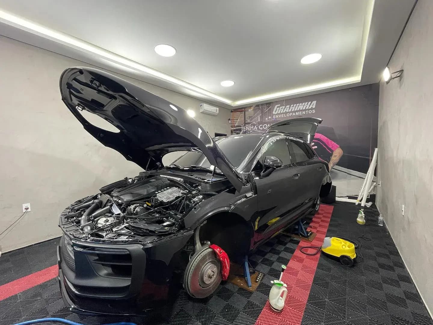 Porsche Macan protegido — vista lateral